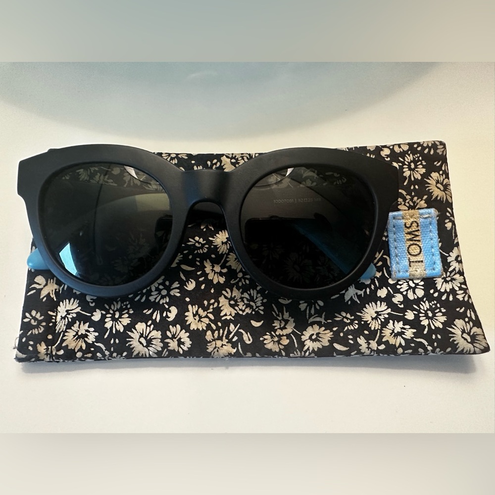 Tom’s black sunglasses